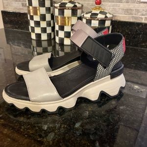 Sorel Women's Comfort-Focused Strap Secure Kinetic Sandals Gray/Black Size US:8